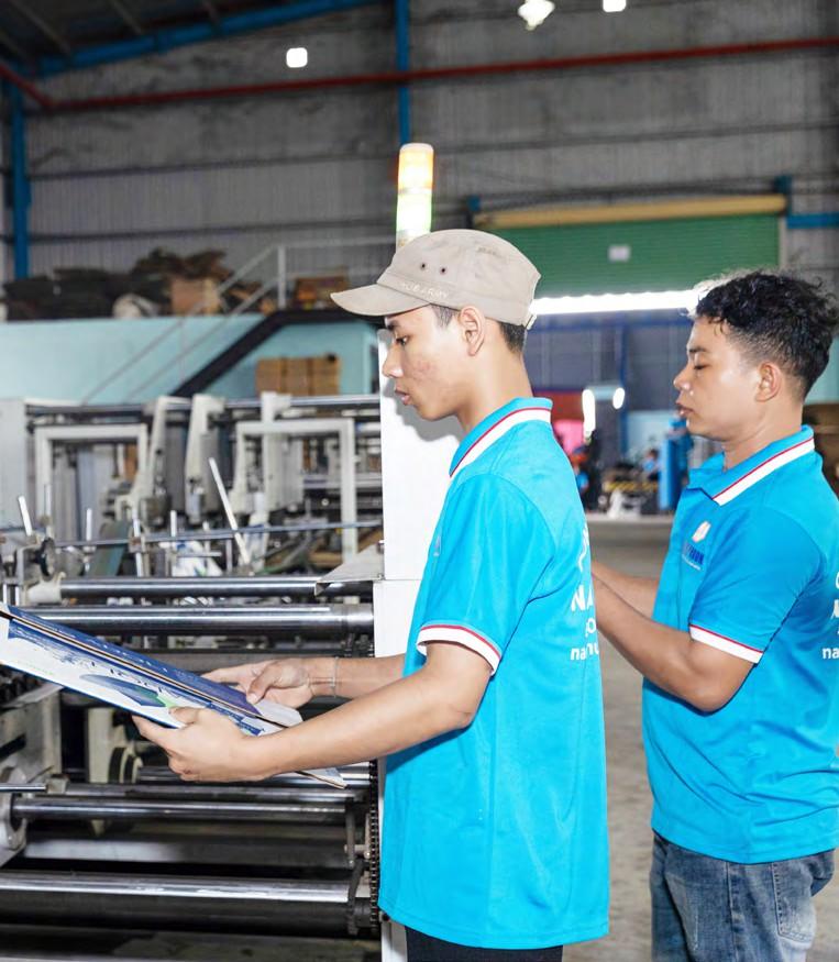 Quy trình in offset thùng carton được thực hiện trực tiếp tại xưởng Nam Phương, đảm bảo kiểm soát màu sắc và chất lượng in.